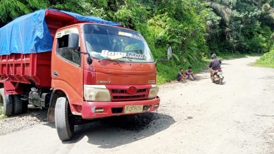 Gagal Menanjak, Satu Unit Truk Batu Bara Nyaris Sebabkan Kecelakaan Beruntun