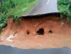 Akibat Hujan Deras Akses Jalan yang Menghubungkan Desa Rena Jaya dan Desa Sebayur Putus Total
