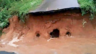 Akibat Hujan Deras Akses Jalan yang Menghubungkan Desa Rena Jaya dan Desa Sebayur Putus Total