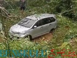 Tanah Longsor di Kabupaten Lebong Mengakibatkan Satu Unit Mobil Masuk Jurang