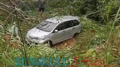 Tanah Longsor di Kabupaten Lebong Mengakibatkan Satu Unit Mobil Masuk Jurang