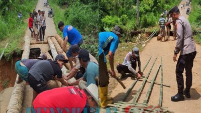 Bersama TNI-Polri Masyarakat Desa Rena Jaya Gotong Royong Bangun Jembatan Darurat Dari Pohon Kelapa