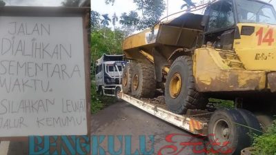 Tak Kuat Menanjak, Truck Tronton Bermuatan ADT Melintang dan Menutupi Badan Jalan Lintas Tengah