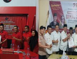 Meski Diguyur Hujan Tak Melunturkan Niat Arie Septia Adinata Mengantarkan Berkas Pencalonan Dirinya ke DPC PDI-P dan Gerindra