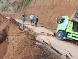 Jalan Penghubung Kabupaten Lebong – Rejang Lebong Alami Kerusakan Parah, Satu Unit Truk Bermuatan Alat Berat Nyaris Terjun ke Jurang