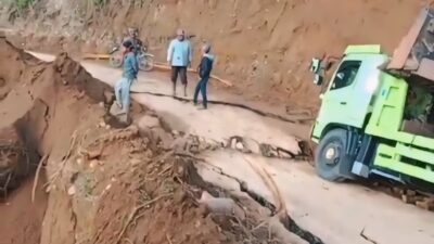Jalan Penghubung Kabupaten Lebong – Rejang Lebong Alami Kerusakan Parah, Satu Unit Truk Bermuatan Alat Berat Nyaris Terjun ke Jurang