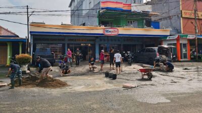 Sering Sebabkan Kecelakaan Warga Simpang Dwiguna Gotong Royong Tambal Jalan Berlubang