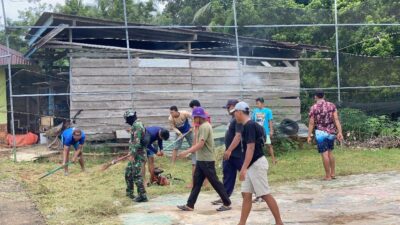 Satgas TMMD ke-120 Kodim 0423/BU Bersama Masyarakat Membersihkan Lingkungan Desa Bukit Tinggi
