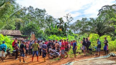 Jalan Rusak Tak Kunjung Diperbaiki Oleh Perusahaan, Warga Ramai-Ramai Blokir Jalan Menuju PT JOP