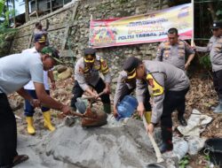 Prihatin dengan Memburuknya Kondisi Jalan yang Membahayakan, Polres BU Sibuk Tambal Jalan Berlubang Sementara Pemerintah Tak Bergeming