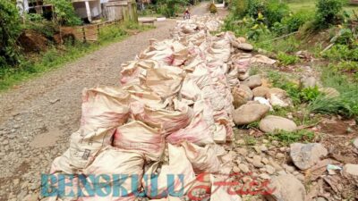 Material Pembangunan Jalan Usaha Tani Desa Batu Layang Keruk di Sungai, Kades Lempar Tanggung Jawab