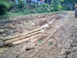 Warga Desa Tanah Hitam Keluhkan Jalan Rusak yang Diabaikan Pemerintah Selama Bertahun Tahun