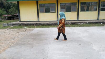 Tingkatkan Prestasi Siswa di Bidang Olahraga SMKN 3 Kaur Gotong Royong Bangun Lapangan Futsal dan Bulu Tangkis