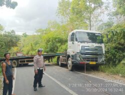 Lagi..!! Truk Trailer Melintang di Jalan Tengah Bengkulu Utara, Satlantas Imbau Pengendara Berhati-Hati