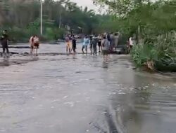 Air Pasang di Pantai Serangai Bengkulu Utara Menggenangi Jalan, Pengendara Terpaksa Gunakan Jalur Alternatif