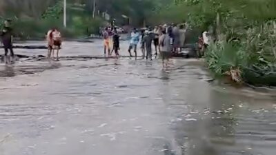 Air Pasang di Pantai Serangai Bengkulu Utara Menggenangi Jalan, Pengendara Terpaksa Gunakan Jalur Alternatif