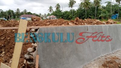 Indikasi Tembok Penahan Tanah Tidak Sesuai Spesifikasi: Belum Selesai dibangun  Proyek Desa Sido Luhur Jebol