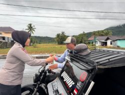 Polres Lebong Bagikan Takjil di Terminal Pasar Muara Aman, Wujud Kepedulian di Bulan Ramadhan