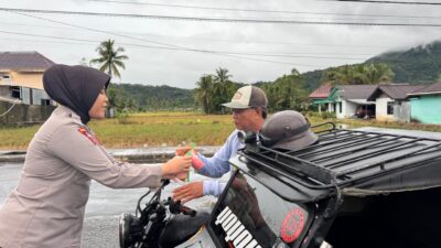 Polres Lebong Bagikan Takjil di Terminal Pasar Muara Aman, Wujud Kepedulian di Bulan Ramadhan