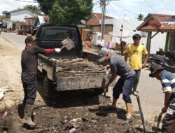 Masyarakat Desa Manau IX 2, Kecamatan Padang Guci Hulu Bergotong Royong Bersihkan Drainase Menyambut Idul Fitri 1446 H
