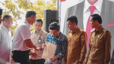 Bupati Bengkulu Utara Terima Sertifikat Tanah dari Menko Infrastruktur dan Pembangunan Kewilayahan RI